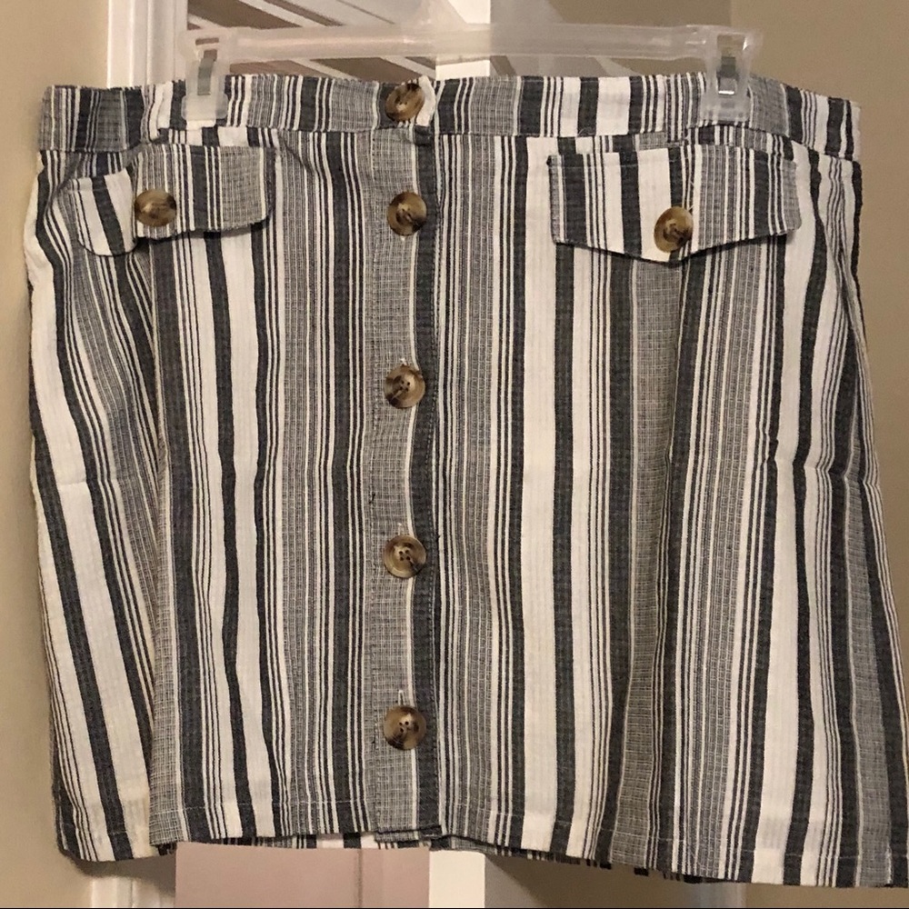 Button-Front Mini Skirt - Picture 3 of 5